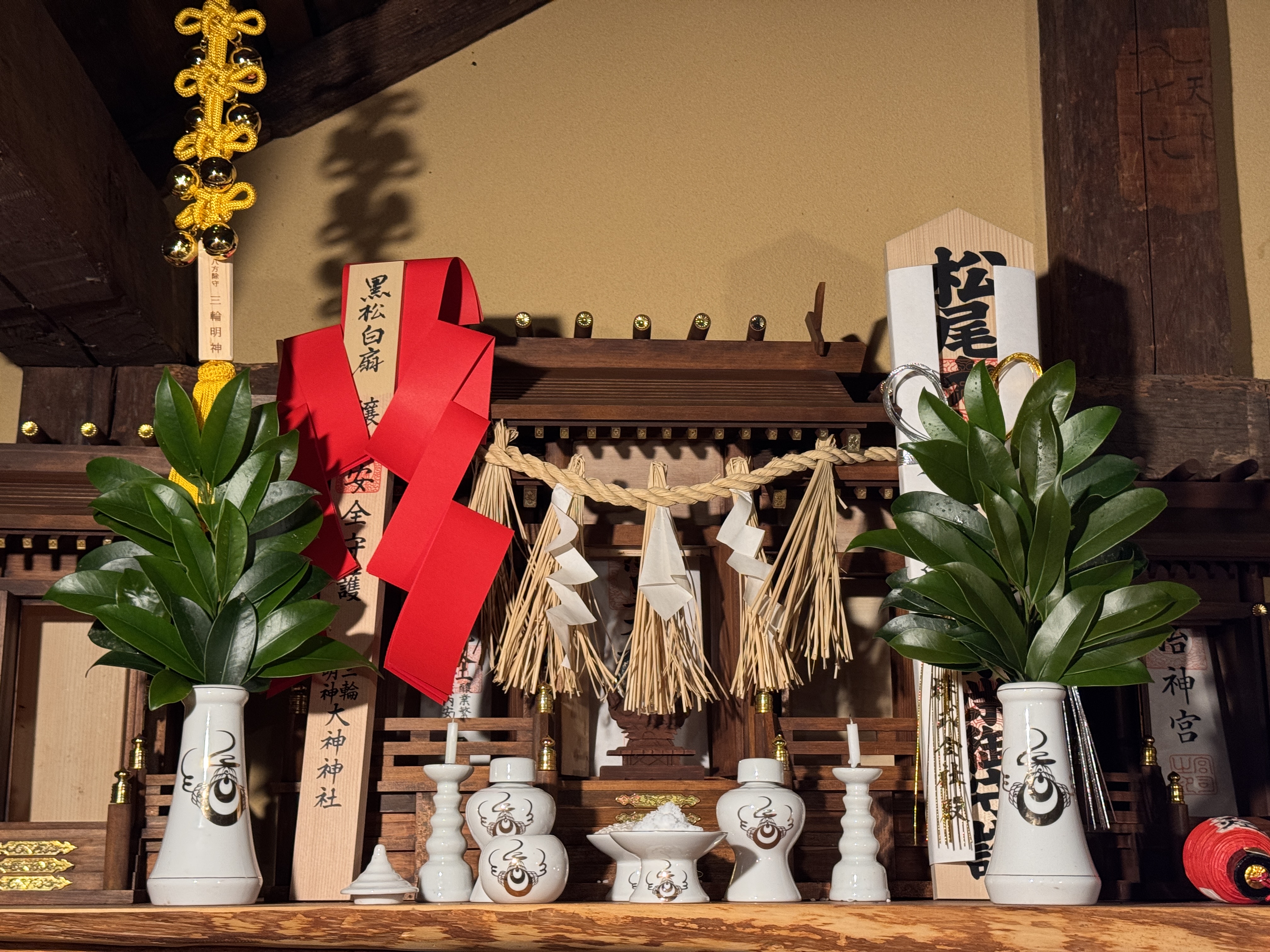毎日目にする神棚に国産天然本榊の感動さかきが飾られている様子